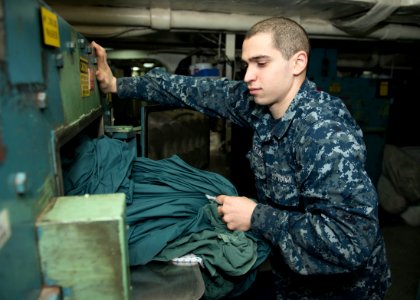 USS HARRY S. TRUMAN (CVN 75) 140113-N-IG780-005 (11942378104)