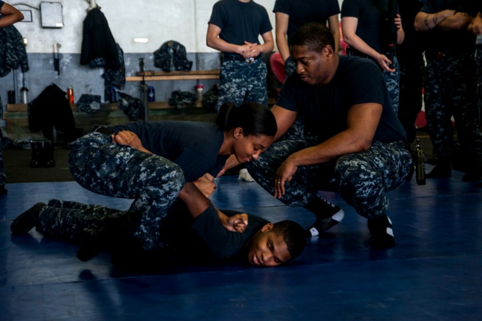 USS HARRY S. TRUMAN (CVN 75) 140118-N-RY581-061 (12025712415)