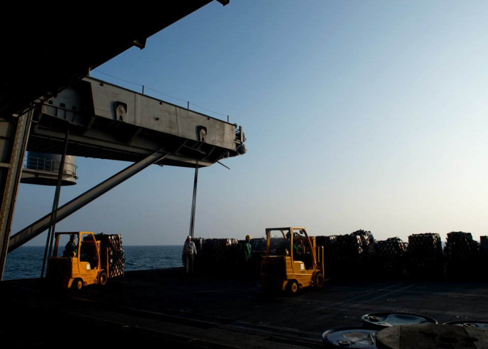 USS HARRY S. TRUMAN (CVN 75) 140205-N-IG780-242 (12337629643)