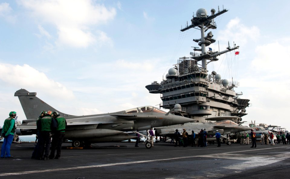 USS HARRY S. TRUMAN (CVN 75) 140113-N-XL102-125 (11942196273)