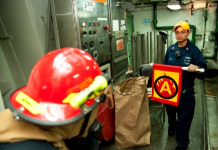 USS HARRY S. TRUMAN (CVN 75) 140127-N-XL102-043 (12184529794)