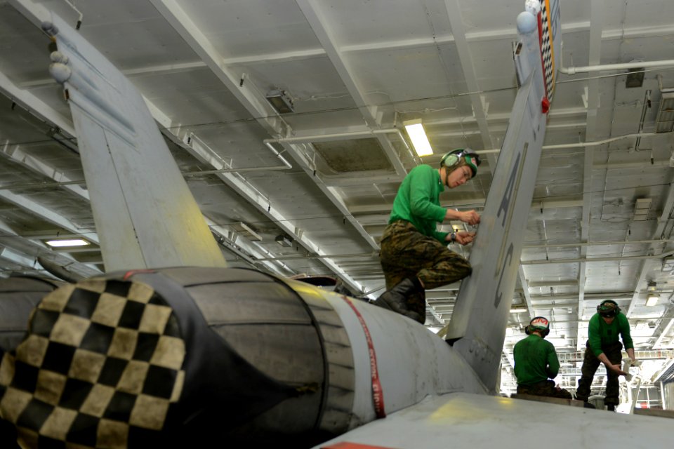 USS HARRY S. TRUMAN (CVN 75) 140204-N-CC806-034 (12315818084)