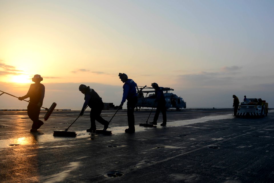 USS HARRY S. TRUMAN (CVN 75) 140205-N-CC806-034 (12337937114)