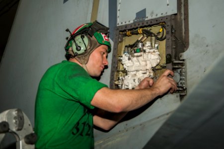 USS HARRY S. TRUMAN (CVN 75) 140126-N-RY581-030 (12167129204)