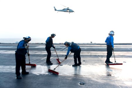 USS HARRY S. TRUMAN (CVN 75) 140205-N-ZG705-043 (12337916494)
