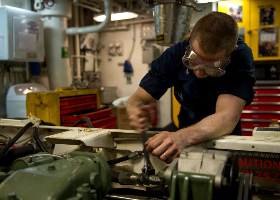 USS HARRY S. TRUMAN (CVN 75) 140303-N-IG780-007 (12921865954)