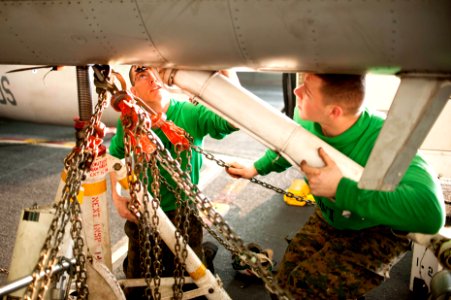 USS HARRY S. TRUMAN (CVN 75) 140201-N-ZG705-082 (12263952264)