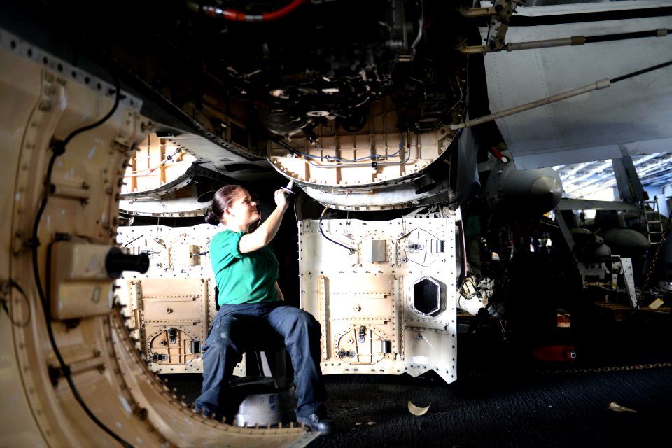 USS HARRY S. TRUMAN (CVN 75) 140203-N-CC806-043 (12301122413)