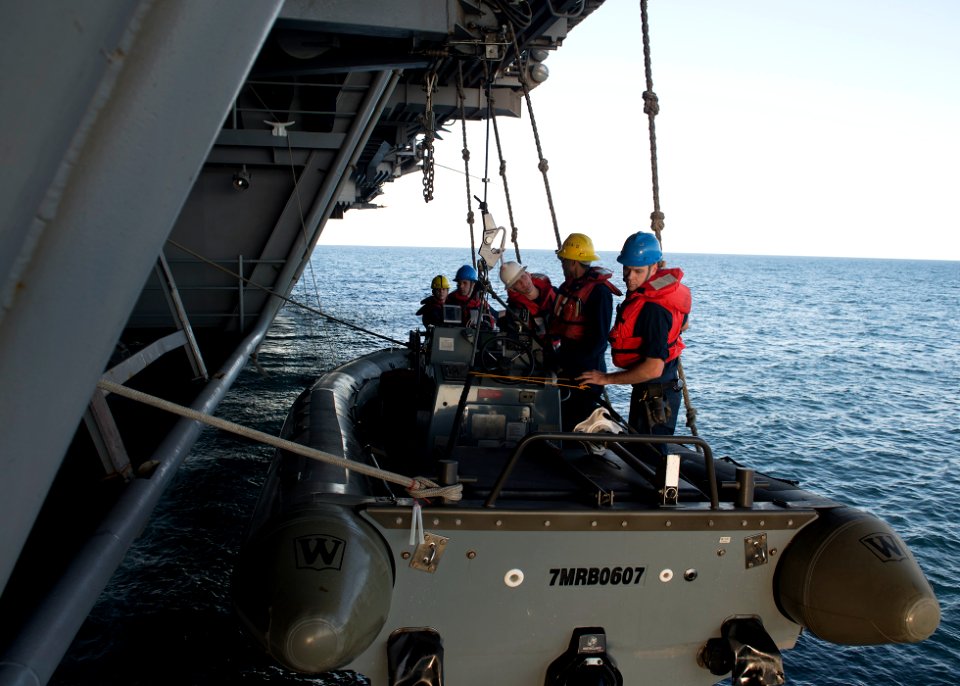 USS HARRY S. TRUMAN (CVN 75) 140210-N-IG780-083 (12451084905)