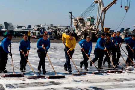USS HARRY S. TRUMAN (CVN 75) 140309-N-VE959-053 (13059116044)