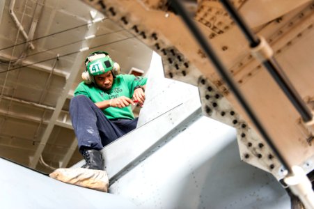USS HARRY S. TRUMAN (CVN 75) 140303-N-ZG705-047 (12921860494)
