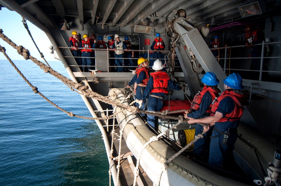 USS HARRY S. TRUMAN (CVN 75) 140218-N-RY581-117 (12650330494)