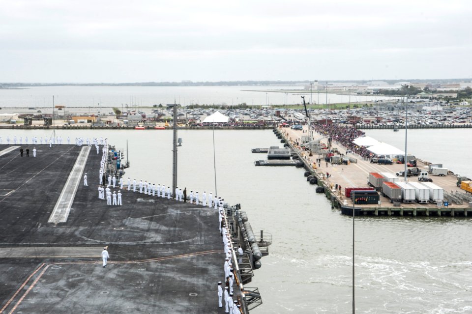 USS Harry S. Truman homecoming 140418-N-RY581-158