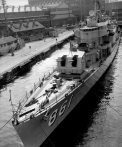 USS Harwood (DD-861) at the New York Naval Shipyard, circa in December 1961 (24746583) photo