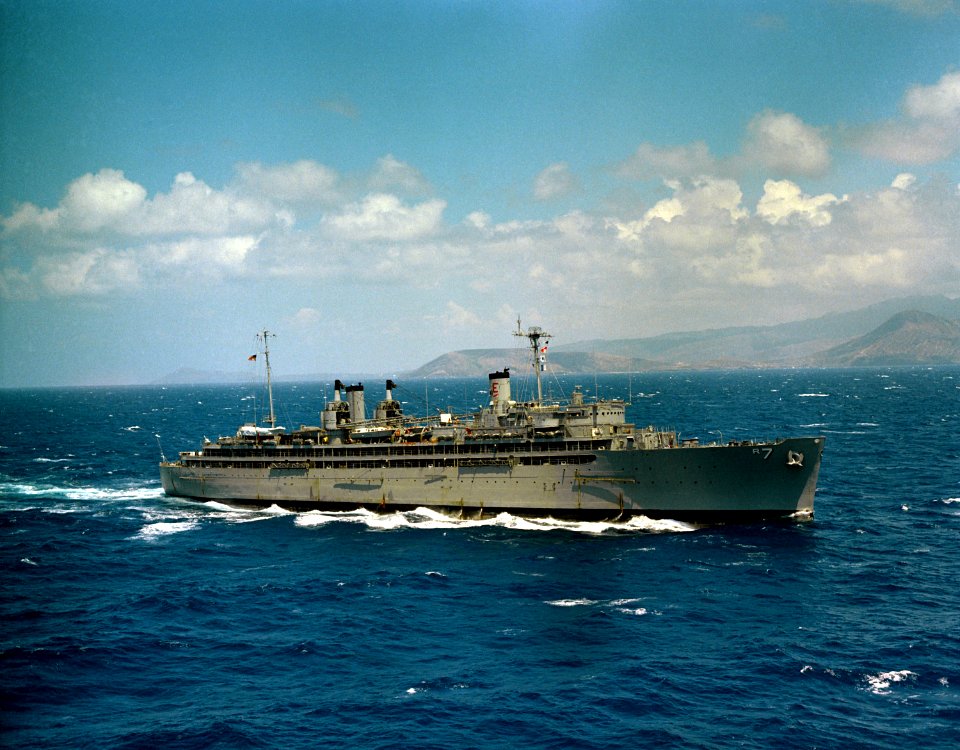 USS Hector (AR-7) underway at sea on 17 April 1985 (6403814)