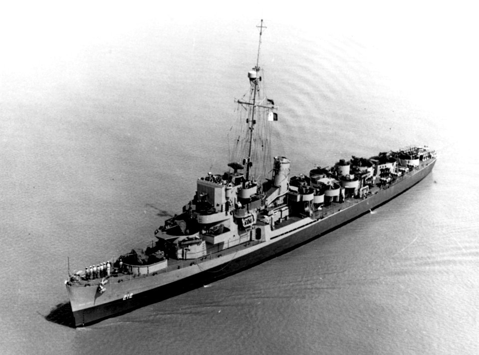 USS Hayter (DE-212) off the Charleston Naval Shipyard, South Carolina (USA), on 19 May 1944 (NH 91555)