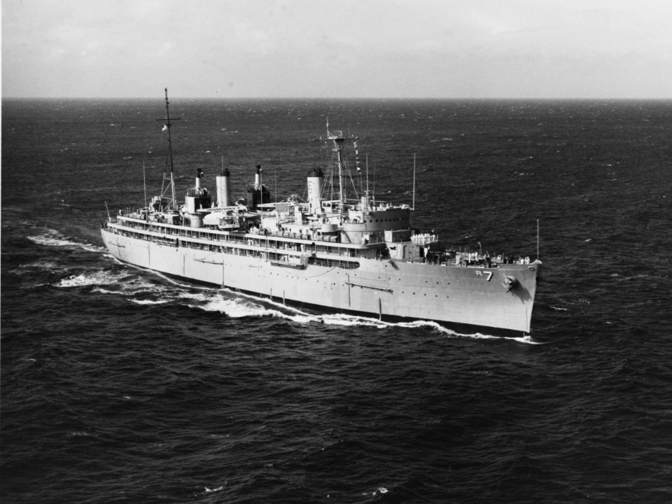 USS Hector (AR-7) underway off of Oahu, Hawaii (USA), on 13 March 1977 (KN-26239)