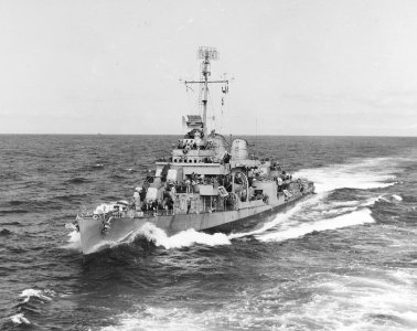 USS Hart (DD-594) underway in the Pacific Ocean on 24 March 1945 (80-G-329116)