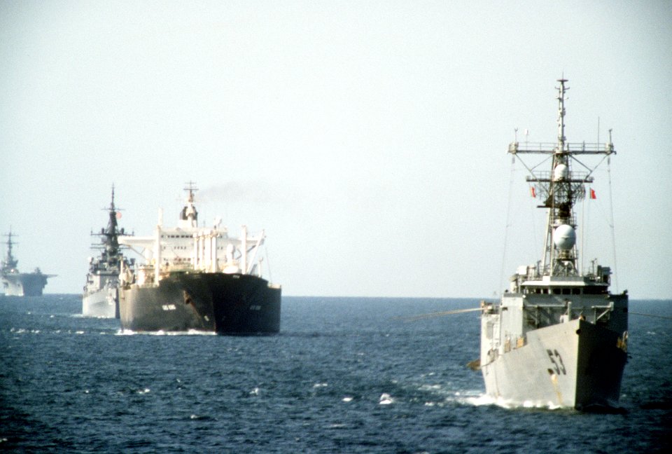 USS Hawes (FFG-53), USS William H. Standley (CG-32) and USS Guadalcanal (LPH-7) escort tanker Gas King in the Persian Gullf on 21 October 1987 (6432283)