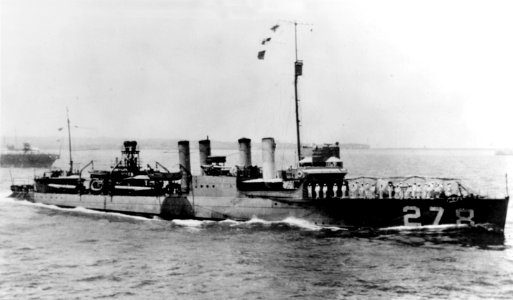 USS Henshaw (DD-278) underway during the middle or later 1920s (NH 67745)
