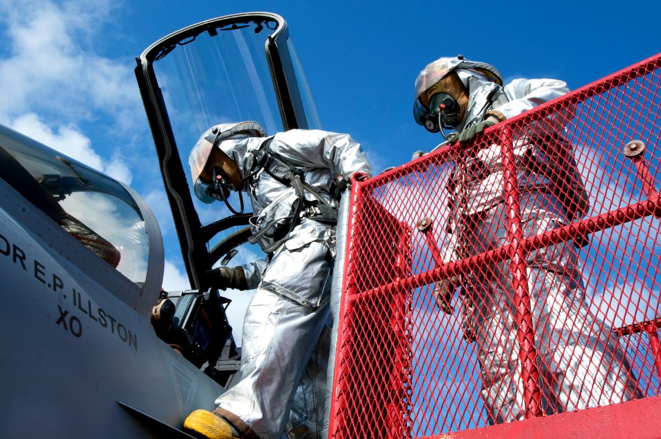 USS Harry S. Truman sailors train 130604-N-PL185-089