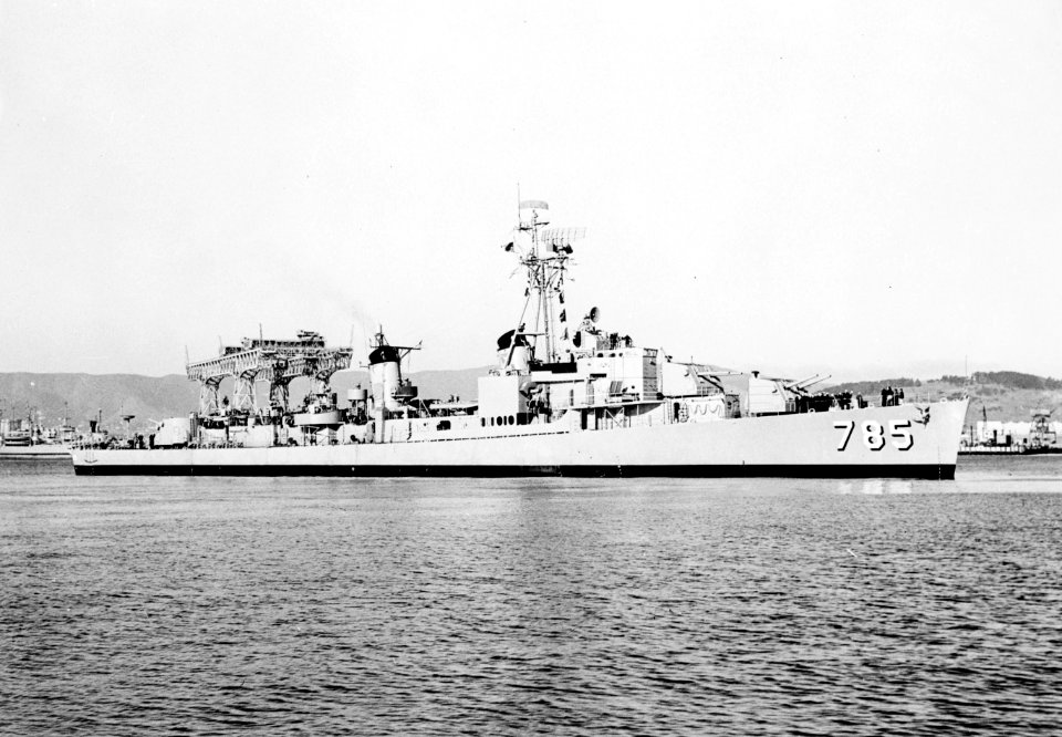 USS Henderson (DD-785) off the San Francisco Naval Shipyard on 20 June 1957