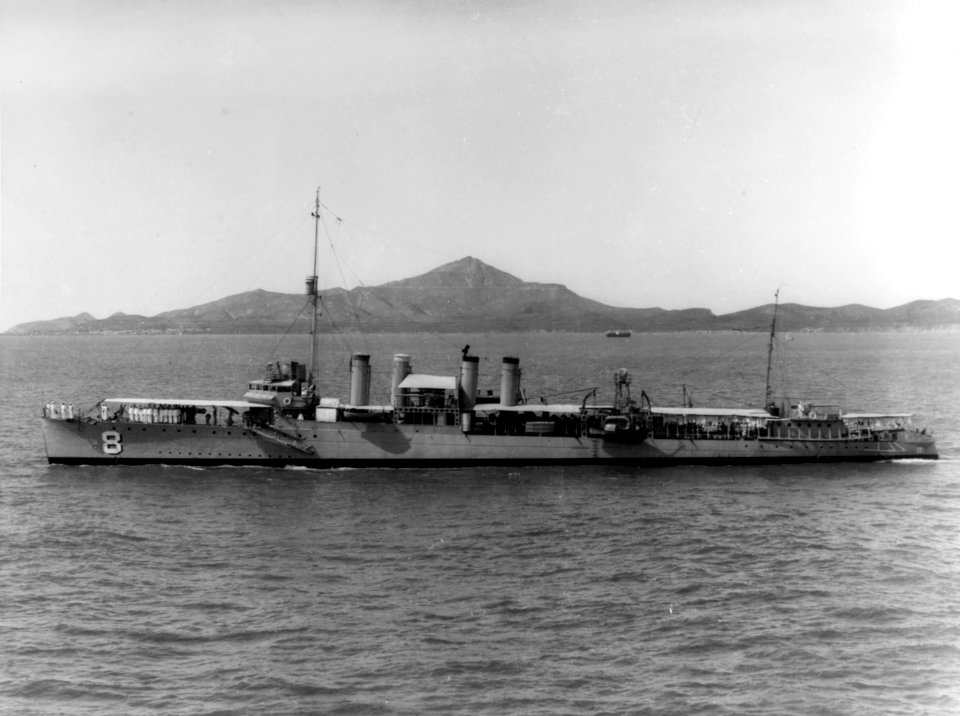 USS Hart (DM-8) in the harbour of Chefoo, China, on 9 September 1928 (NH 64571)