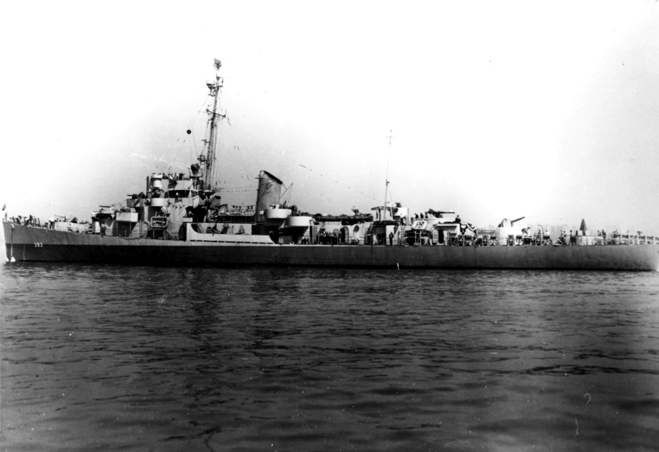 USS Haverfield (DE-393) off the New York Naval Shipyard (USA) on 1 May 1944 (NH 91576)