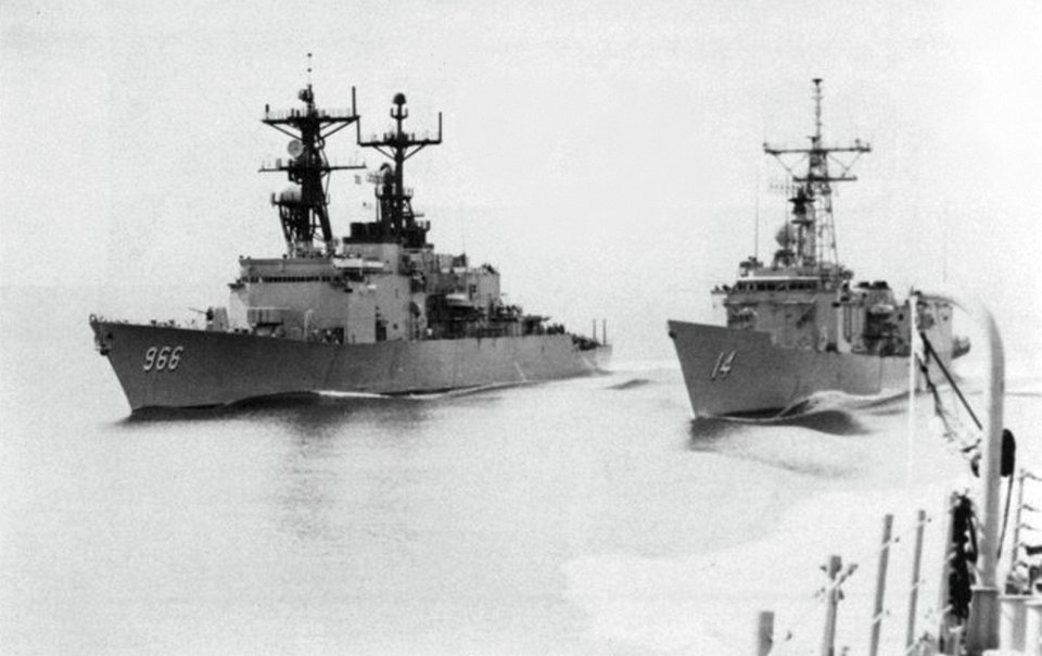 USS Hewitt (DD-966) and USS Sides (FFG-14) underway, circa in 1984