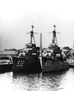 USS Heermann (DD-532) and USS Dortch (DD-670) laid up in Boston, Massachusetts (USA), circa in the late 1950s (NH 72671)