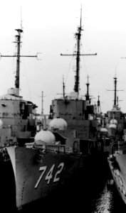 USS Hilbert (DE-742) laid up at the Philadelphia Naval Shipyard, Pennsylvania (USA), in March 1972 (NH 79819)