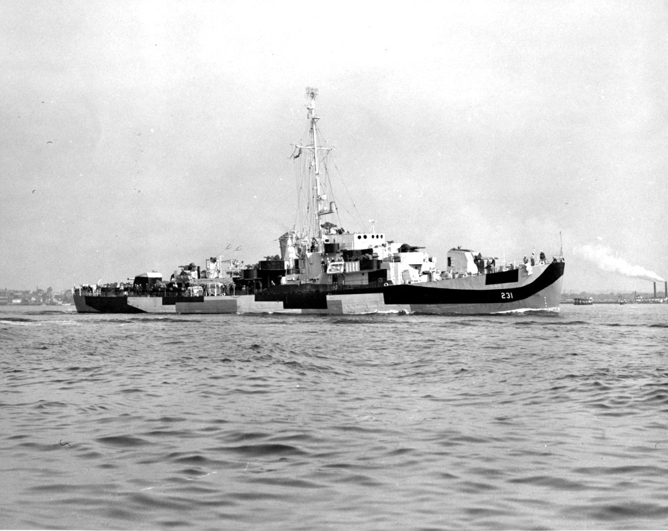 USS Hodges (DE-231) underway off Boston, Massachusetts (USA), on 27 September 1944 (L45-125.07.01)