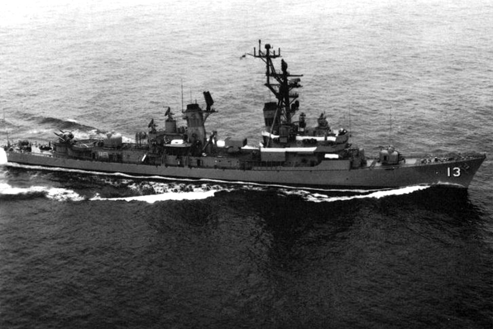 USS Hoel (DDG-13) underway at sea, circa in 1968