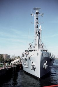 USS Hoist (ARS-40) moored at Portsmouth, Virginia (USA), on 29 October 1988 (6443137) photo