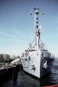 USS Hoist (ARS-40) moored at Portsmouth, Virginia (USA), on 29 October 1988 (6443137)