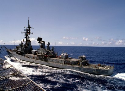 USS Hoel (DDG-13) refueling at sea, in 1987 (6423426)