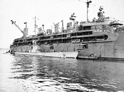 USS Hoe (SS-258) alongside of USS Orion (AS-18) c1945
