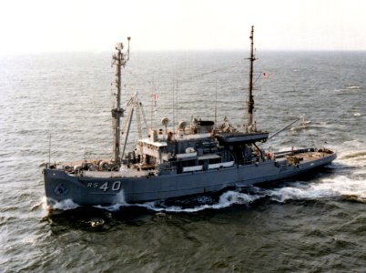 USS Hoist (ARS-40) underway in the Atlantic Ocean on 27 May 1980 (6378776) photo