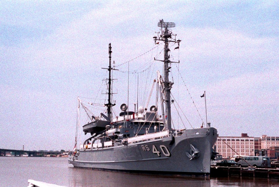 USS Hoist (ARS-40) moored at the Washington Navy Yard (USA) on 1 June 1988 (6369380)