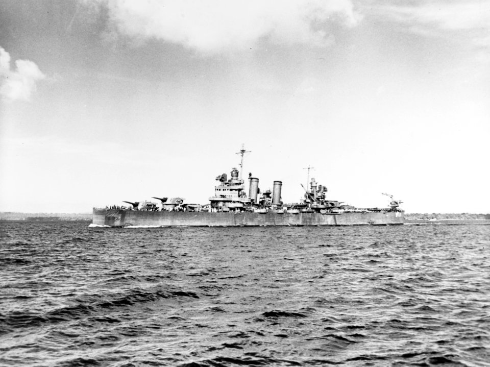USS Honolulu (CL-48) underway near Espiritu Santo on 7 August 1943 (80-G-259466)