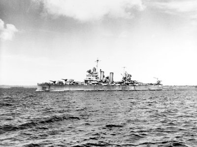USS Honolulu (CL-48) underway near Espiritu Santo on 7 August 1943 (80-G-259466)