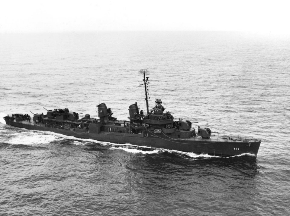 USS Hickox (DD-673) underway at sea, circa in September 1943 (NH 107192)