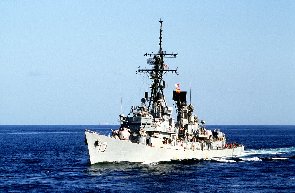 USS Hoel (DDG-13) underway at sea on 1 November 1987 (6432848)
