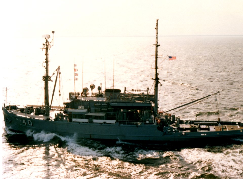 USS Hoist (ARS-40) underway in the Atlantic Ocean, 27 May 1980 (6378774)