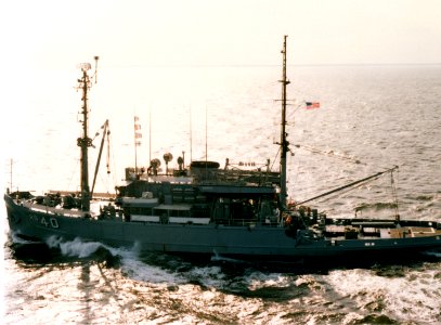 USS Hoist (ARS-40) underway in the Atlantic Ocean, 27 May 1980 (6378774) photo