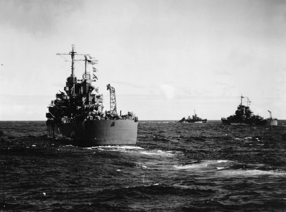 USS Honolulu (CL-48) and USS St. Louis (CL-49) returning from the Battle of Kula Gulf on 6 July 1943 (NH 83012)