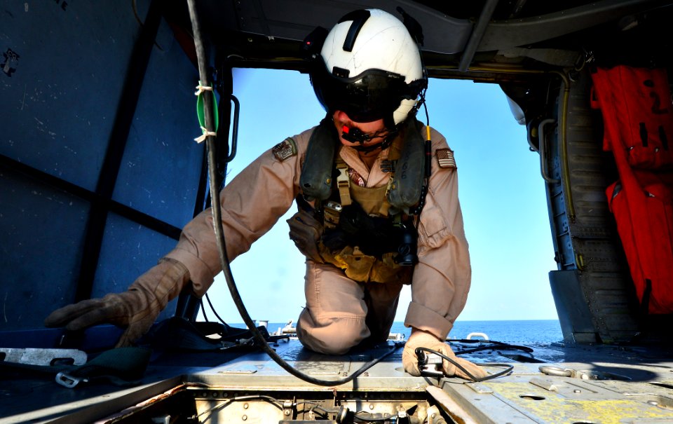 USS HOPPER (DDG 70) 131116-N-FC670-324 (11064909006)