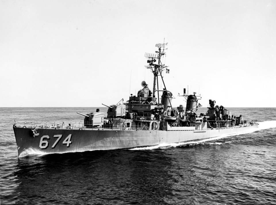 USS Hunt (DD-674) underway at sea on 25 April 1959 (USN 1046540)