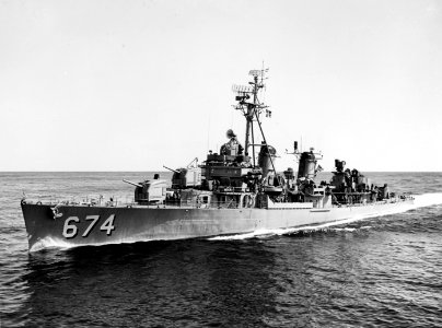 USS Hunt (DD-674) underway at sea on 25 April 1959 (USN 1046540)