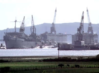 USS Hunley (AS-31) and USS Los Alamos (AFDB-7) at Holy Loch in 1985